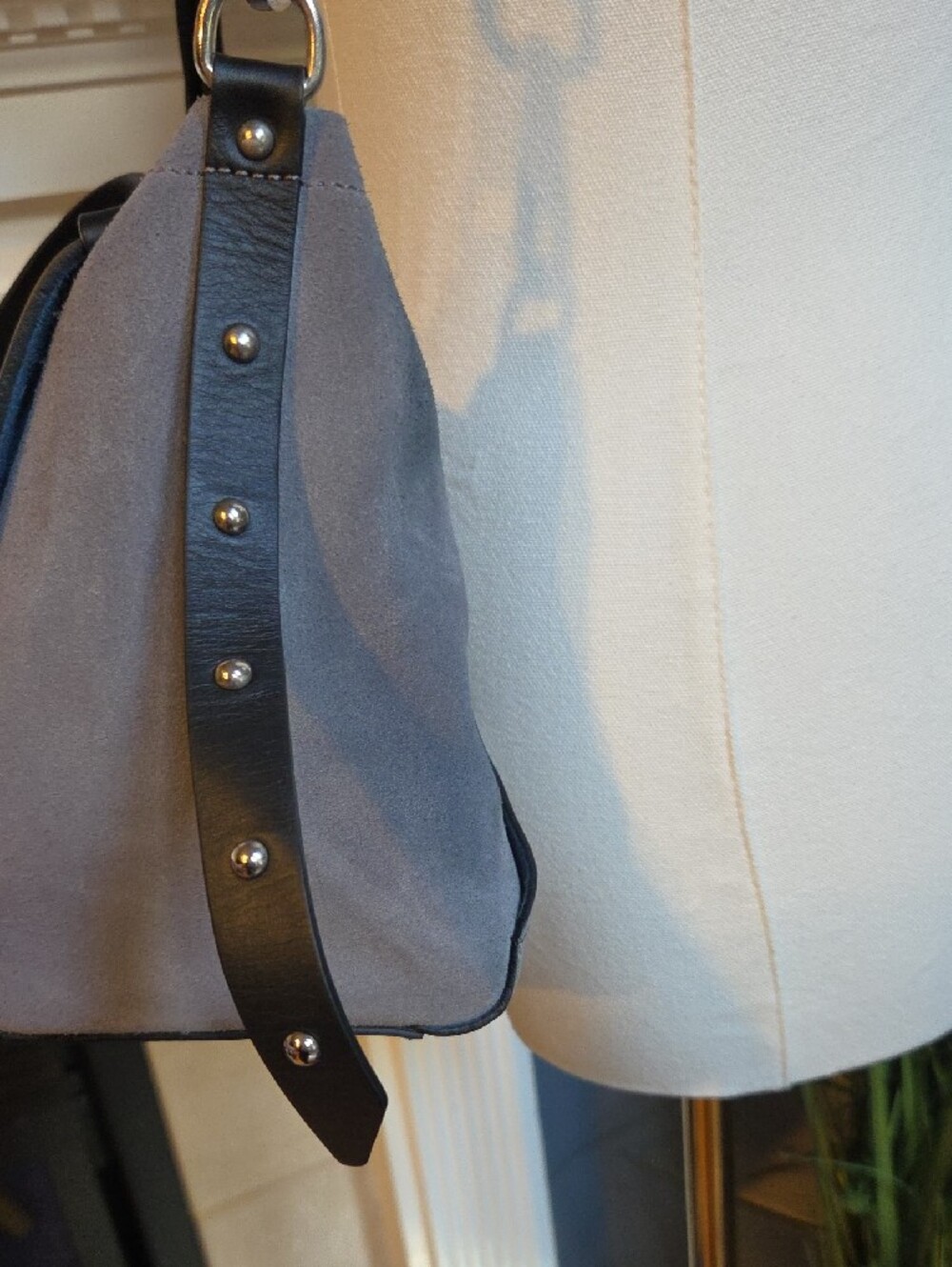 NICOLI Gray Leather Shoulder Bag with Black Strap - Picture 5 of 16